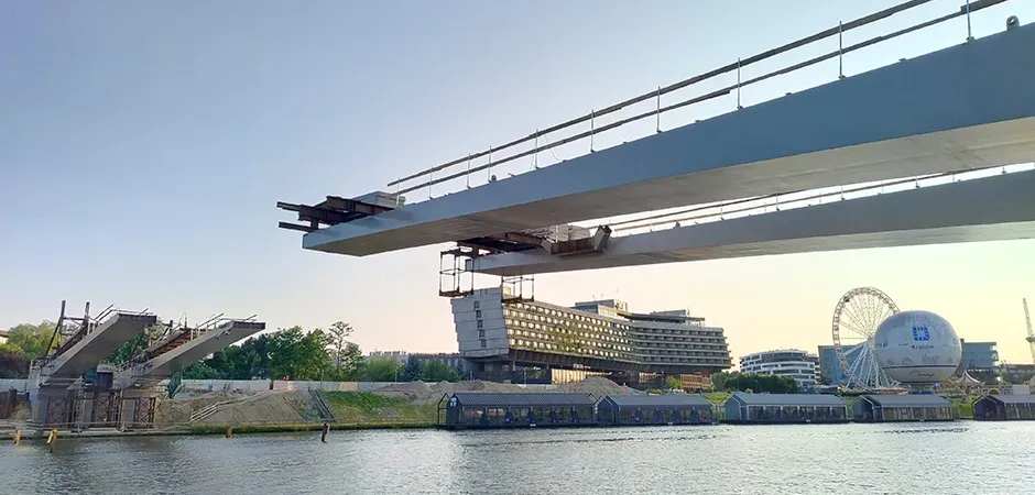 Trwa budowa nowej kładki pieszo-rowerowej nad Wisłą