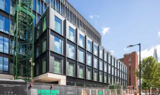 Pierwszy komercyjny budynek o zerowej emisji dwutlenku węgla w Wielkiej Brytanii – The Forge z fasadą Aluprof