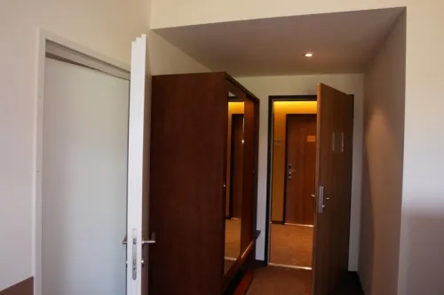drzwi do hoteli